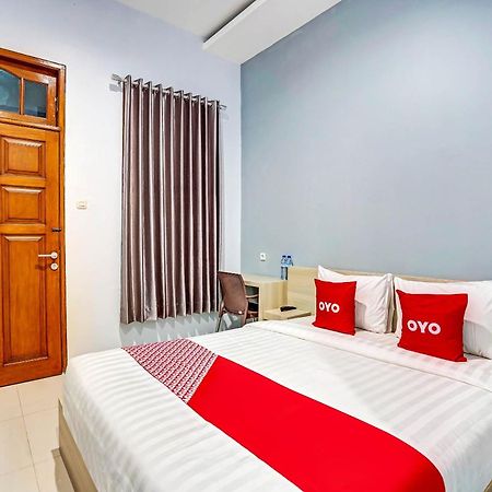 Oyo 90891 Parang Kusumo Residence Krembangan Екстериор снимка