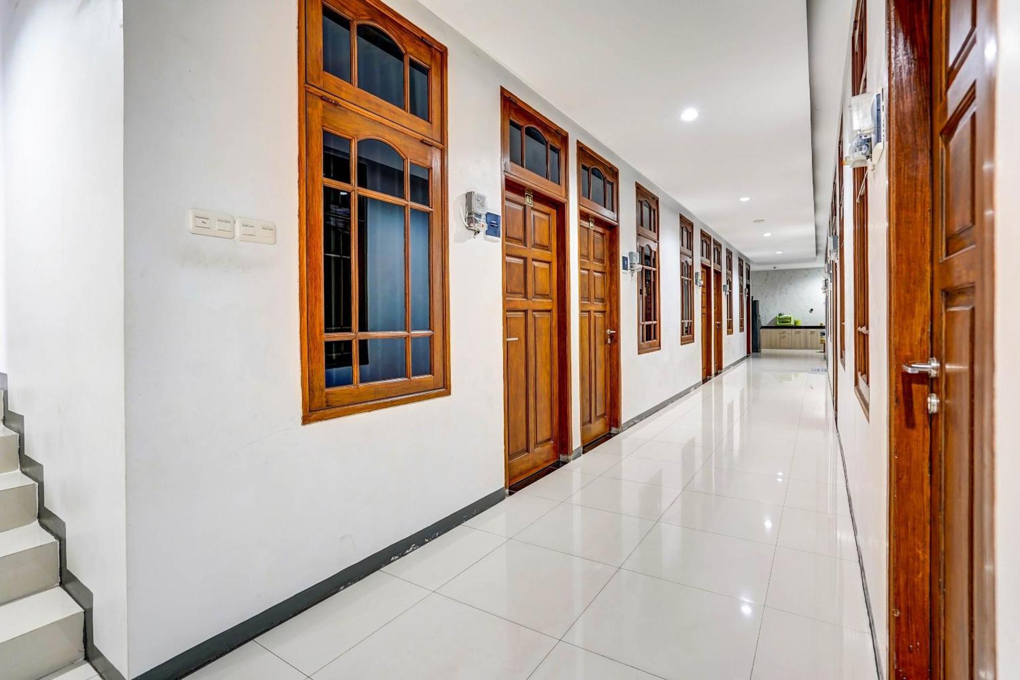 Oyo 90891 Parang Kusumo Residence Krembangan Екстериор снимка