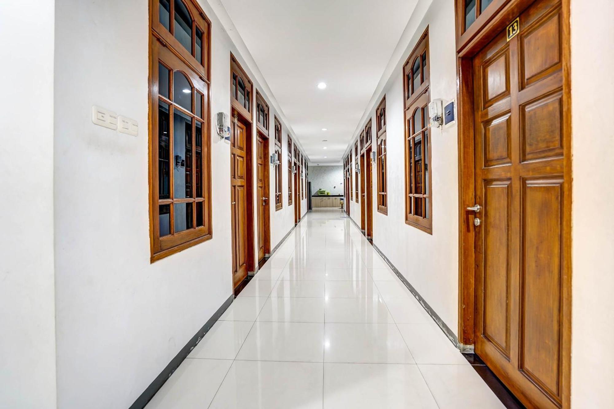 Oyo 90891 Parang Kusumo Residence Krembangan Екстериор снимка