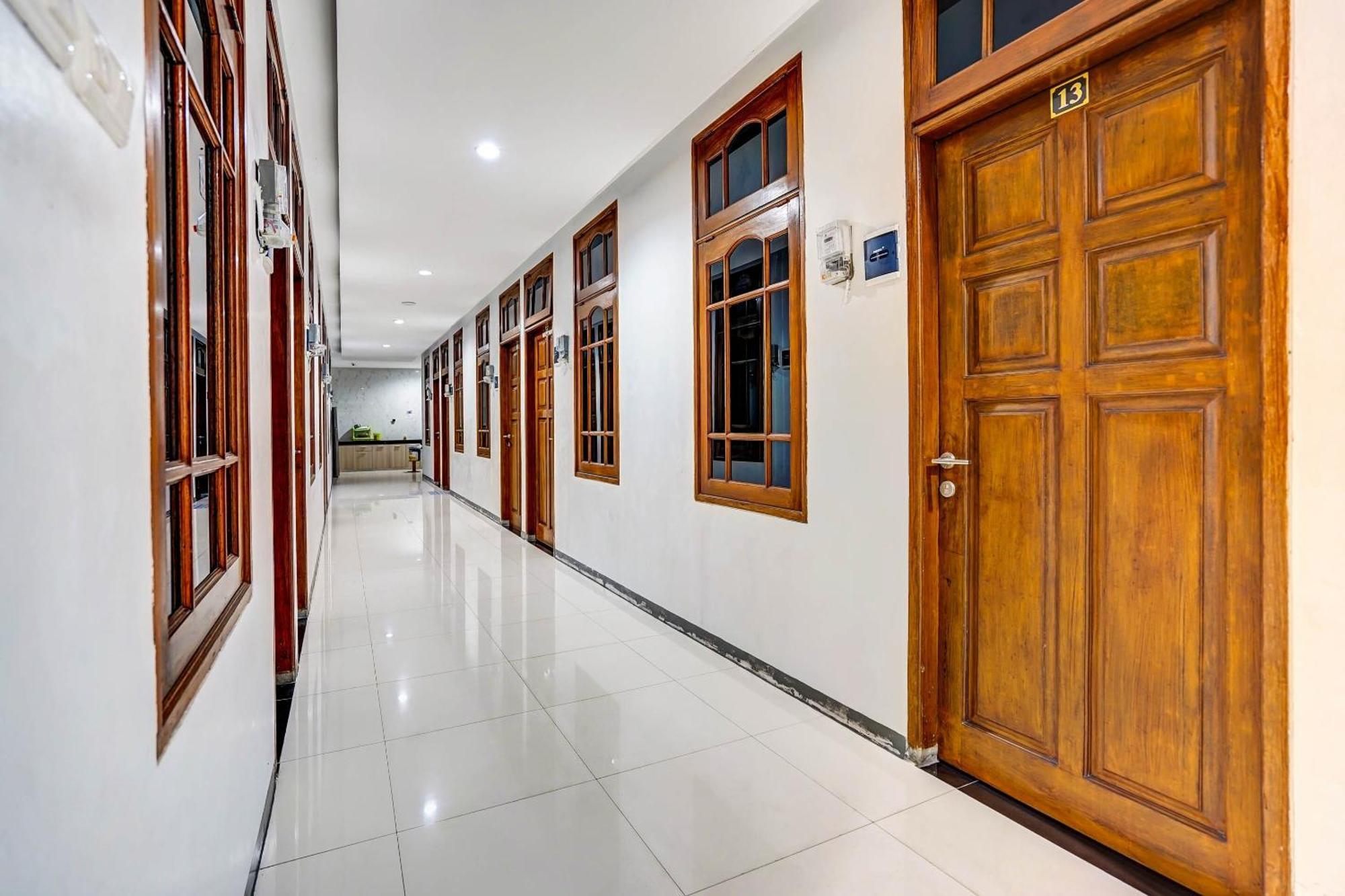 Oyo 90891 Parang Kusumo Residence Krembangan Екстериор снимка