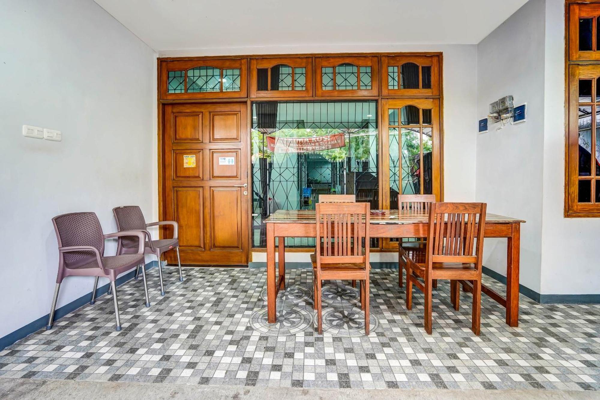 Oyo 90891 Parang Kusumo Residence Krembangan Екстериор снимка